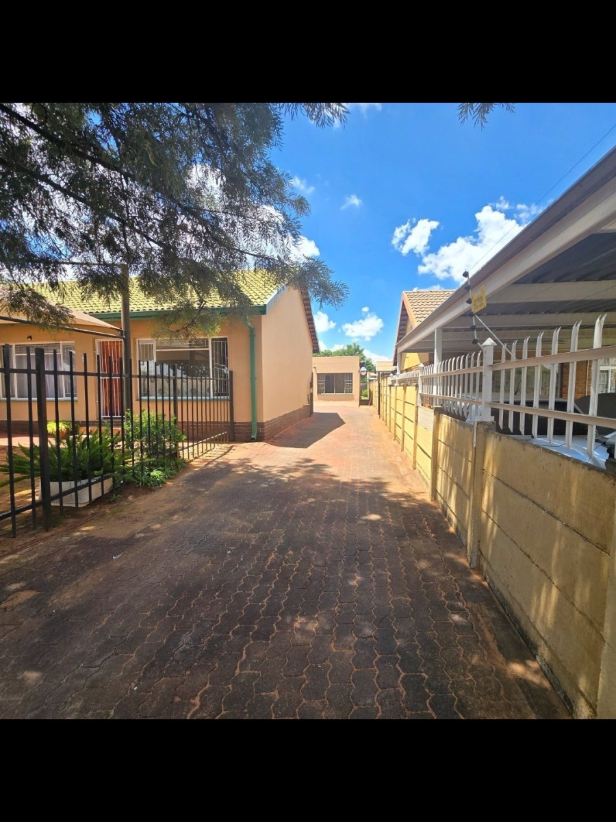 13 Bedroom Property for Sale in Universitas Free State